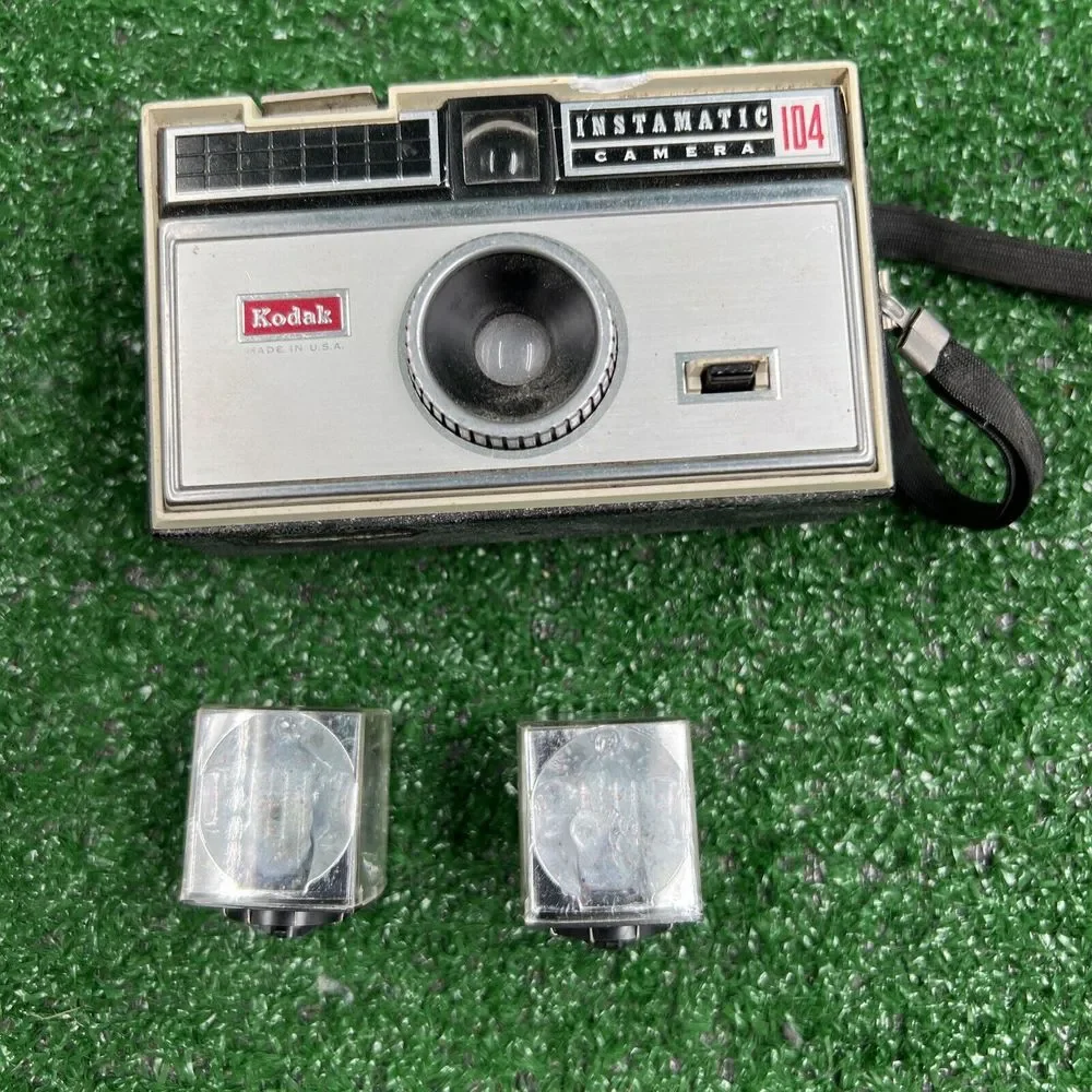 Vintage Kodak Instamatic 104‎ Film Camera With 2 Sylvania Flash Cubes